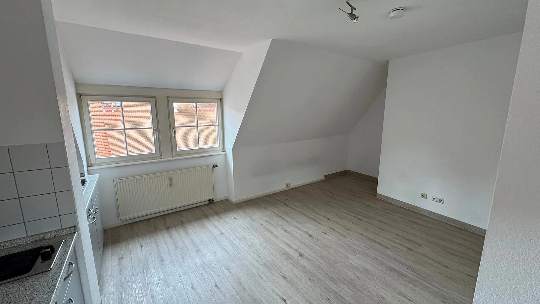 1-Zimmer-Wohnung mit Küchenzeile, Kaufhausgasse 7: Wohnraum mit Fenster