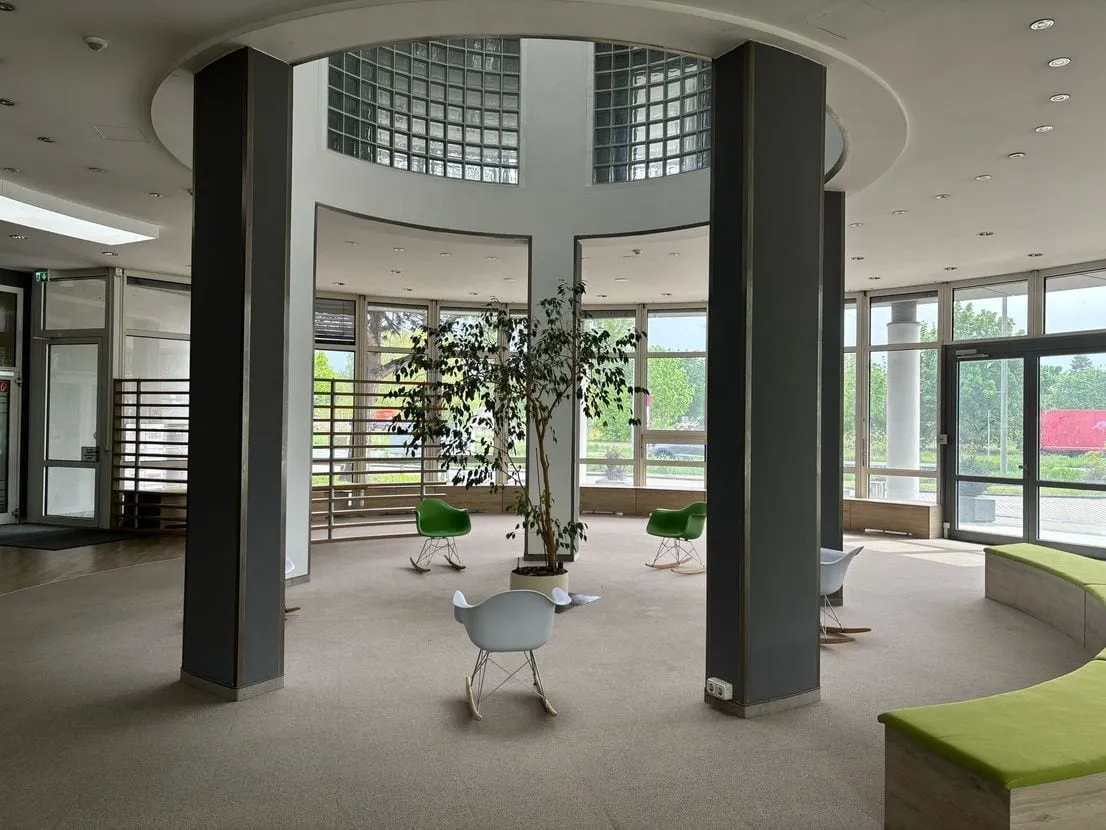 Modernes Bürogebäude mit 150 Stellplätzen, Leipzig: Modernes Bürogebäude in Leipzig – Foto