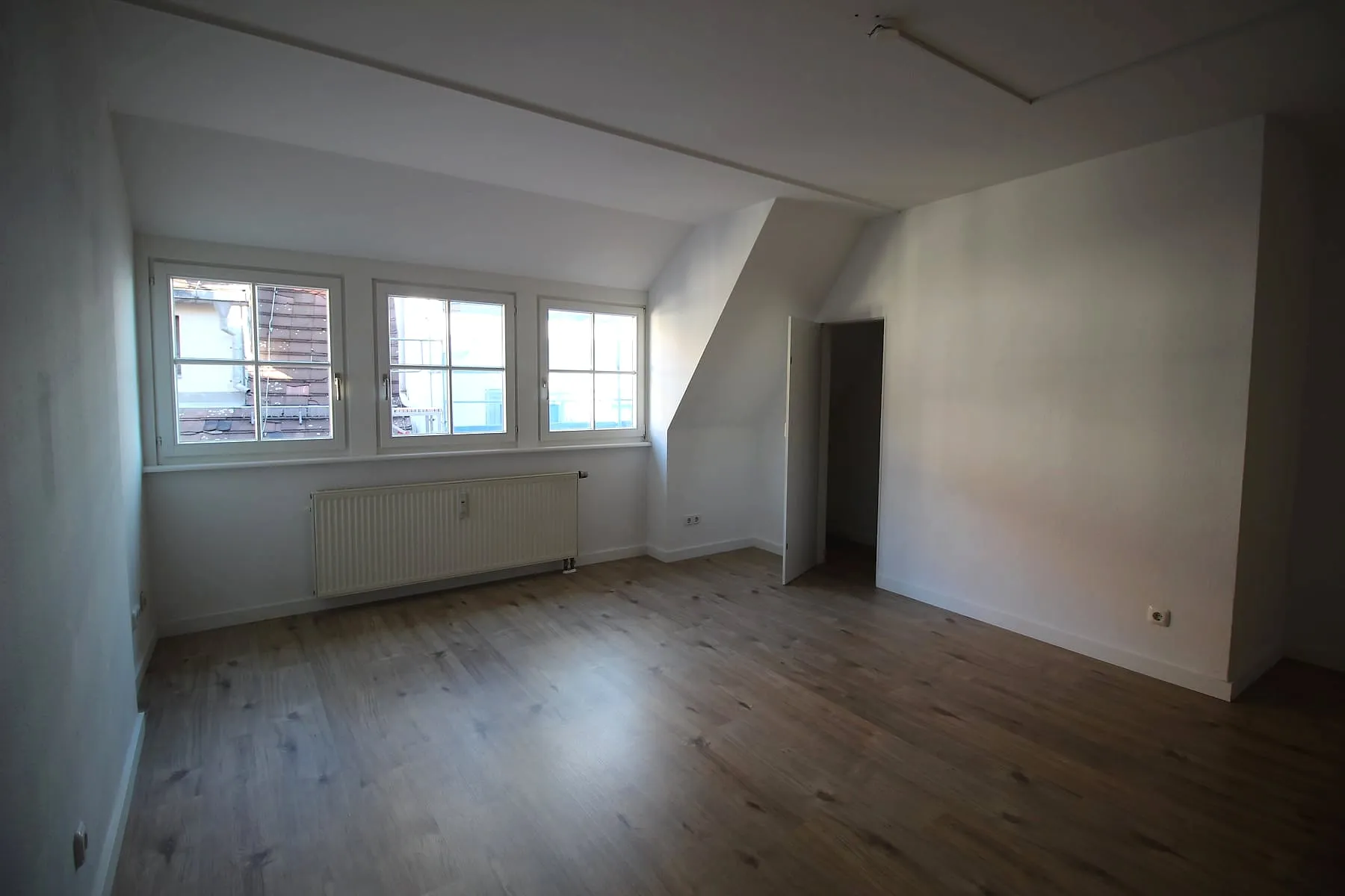 Raum mit Dachschräge und Fensterfront