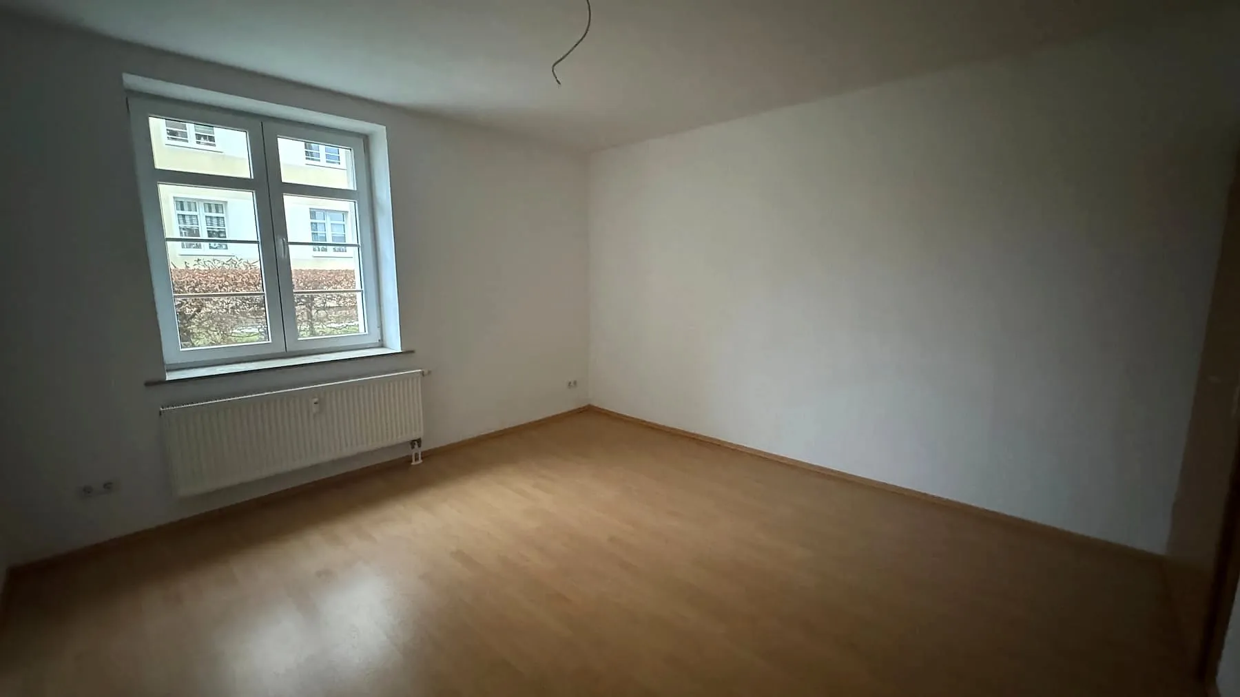 Helles Zimmer mit Fenster