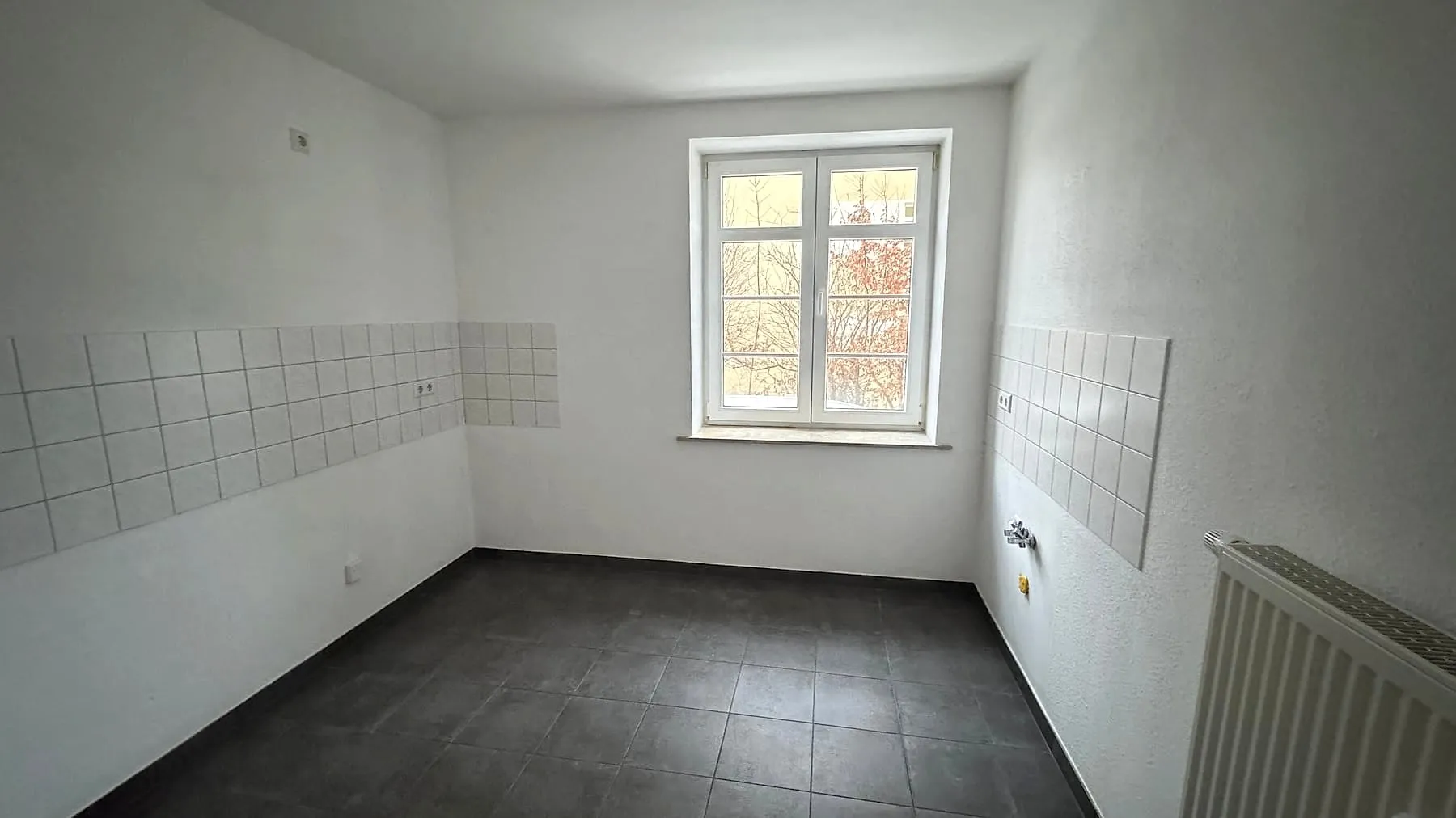 Küche mit Fliesenspiegel