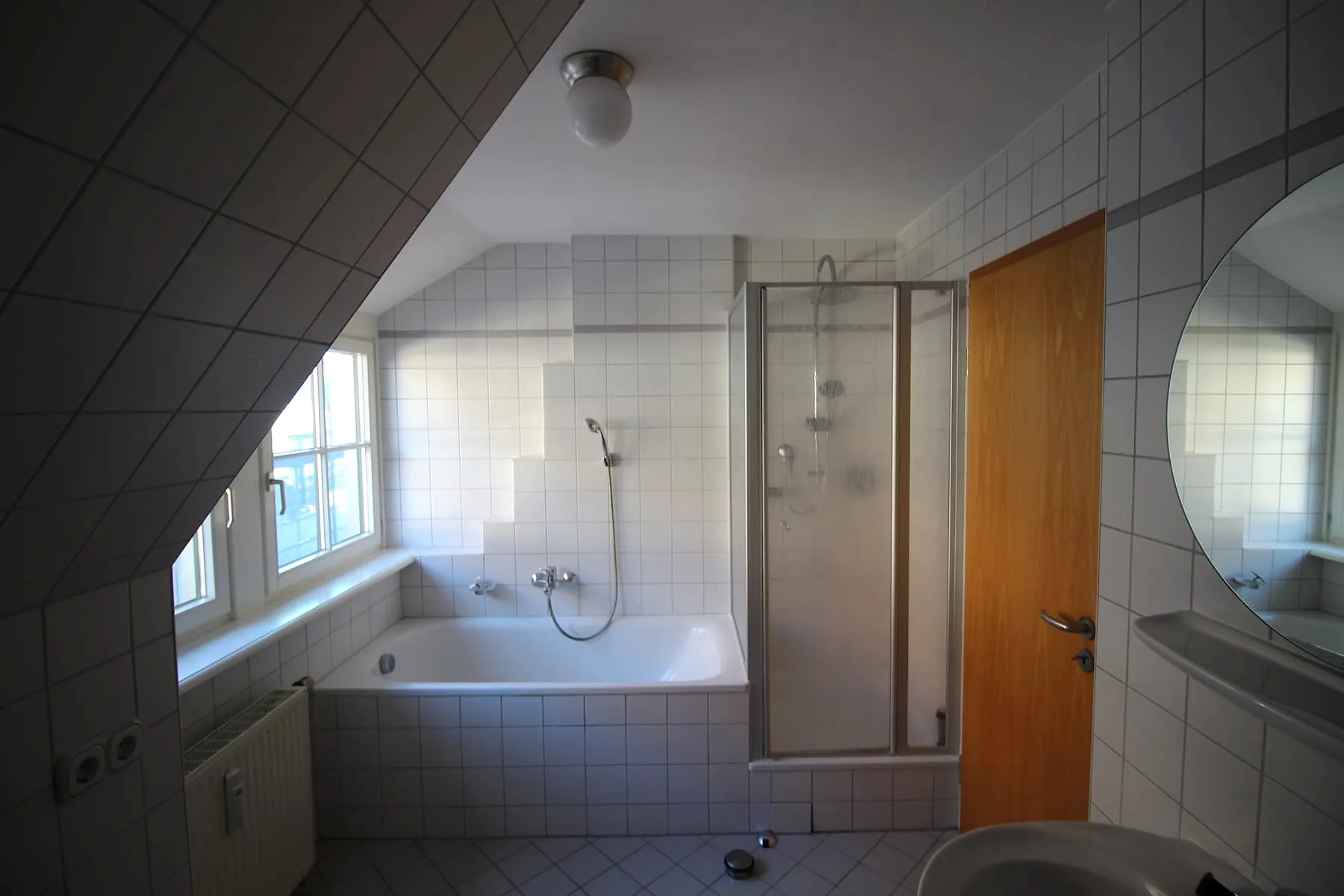 Bad mit Badewanne und Dusche