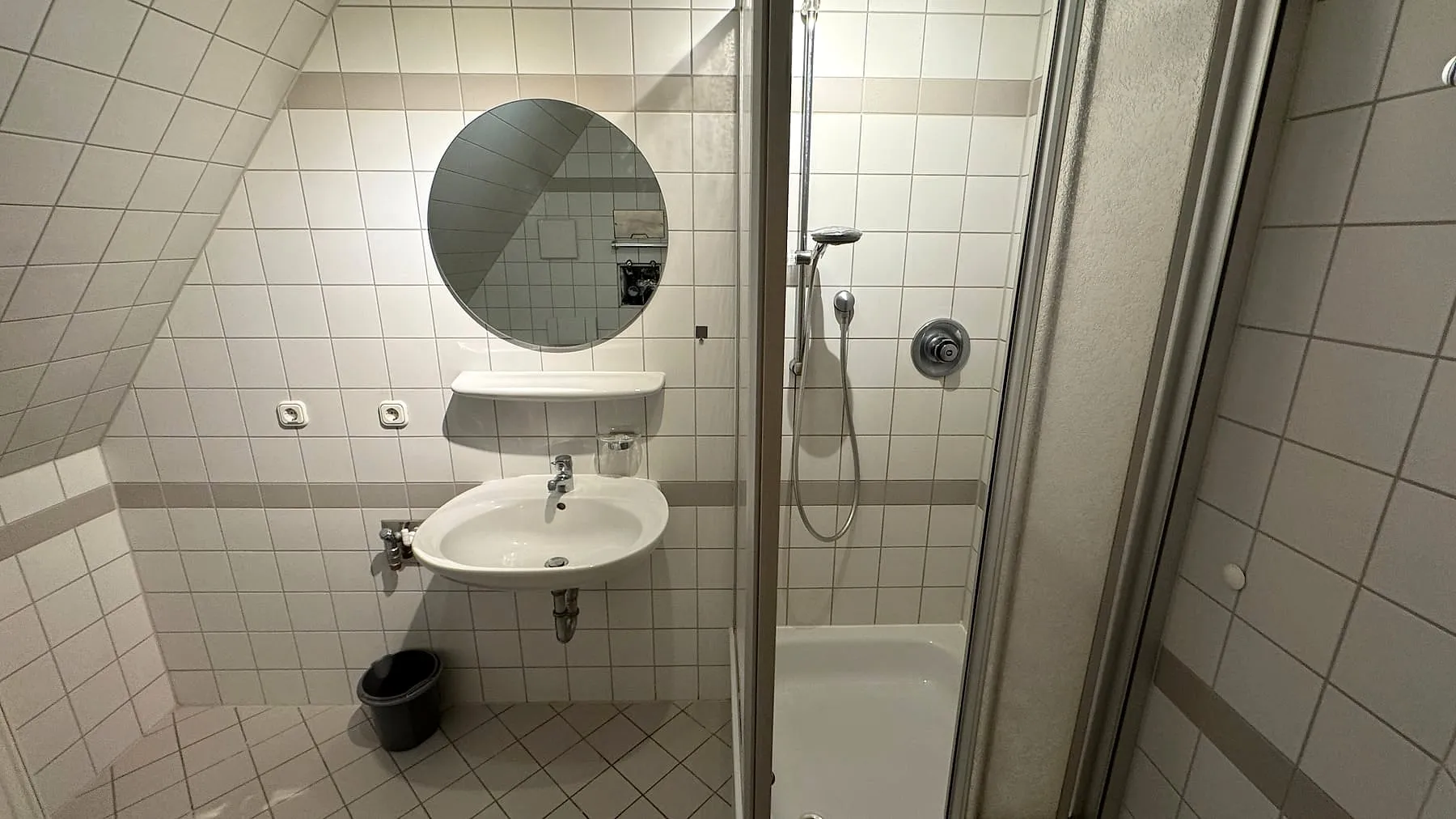 Bad mit Dusche und Waschbecken