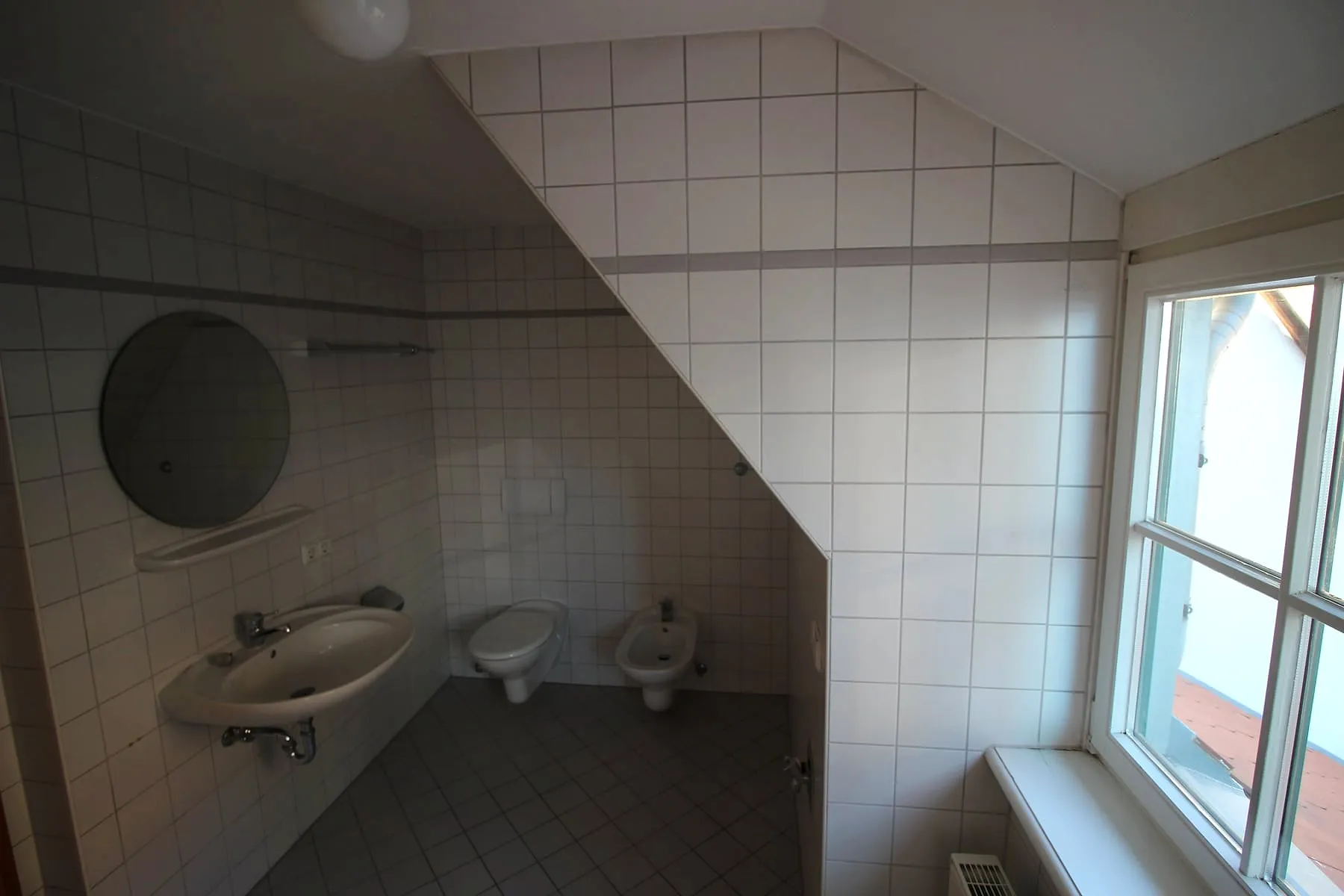 Bad mit Waschbecken und Fenster