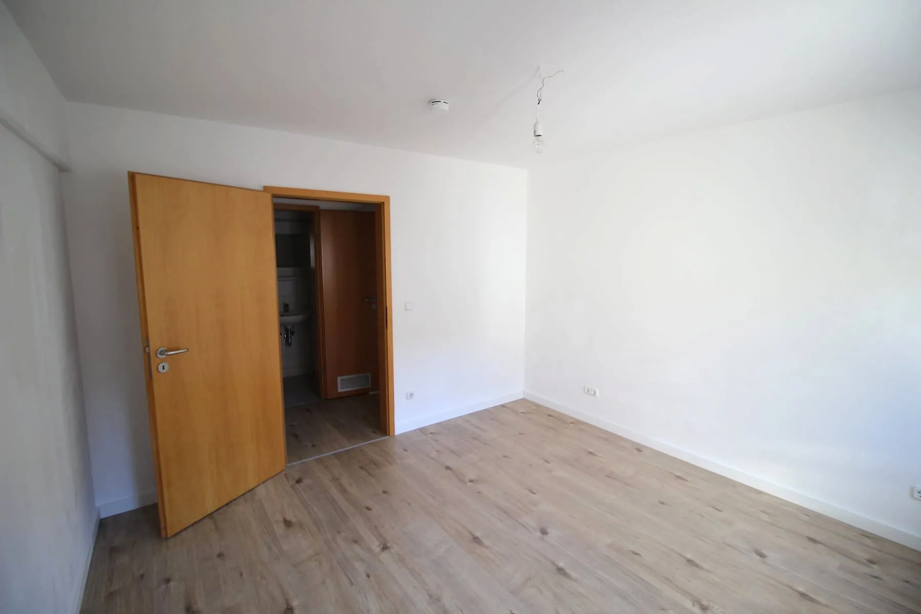 Zimmer mit Zugang zum Flur