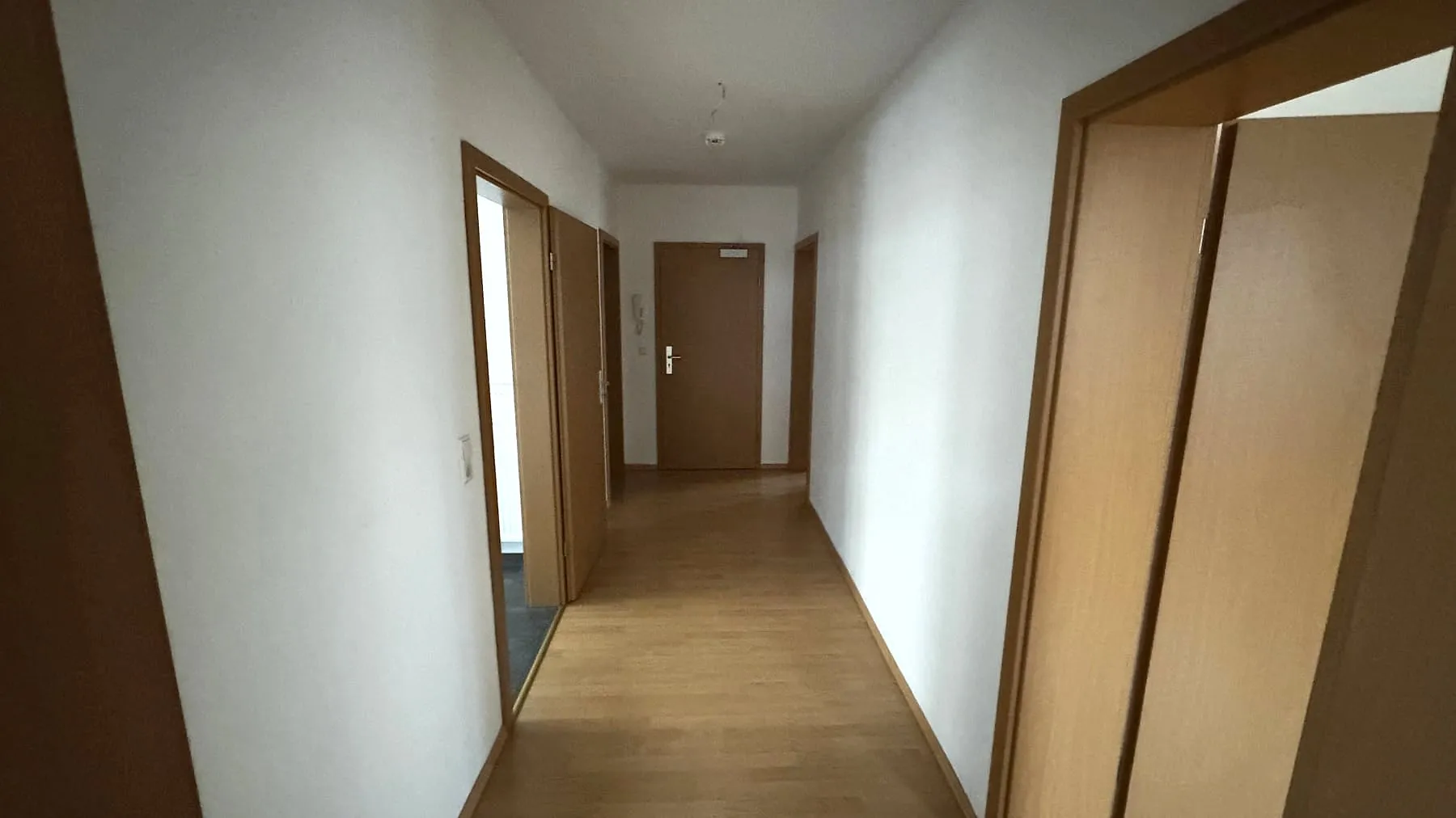 Flur mit Zugang zu allen Räumen