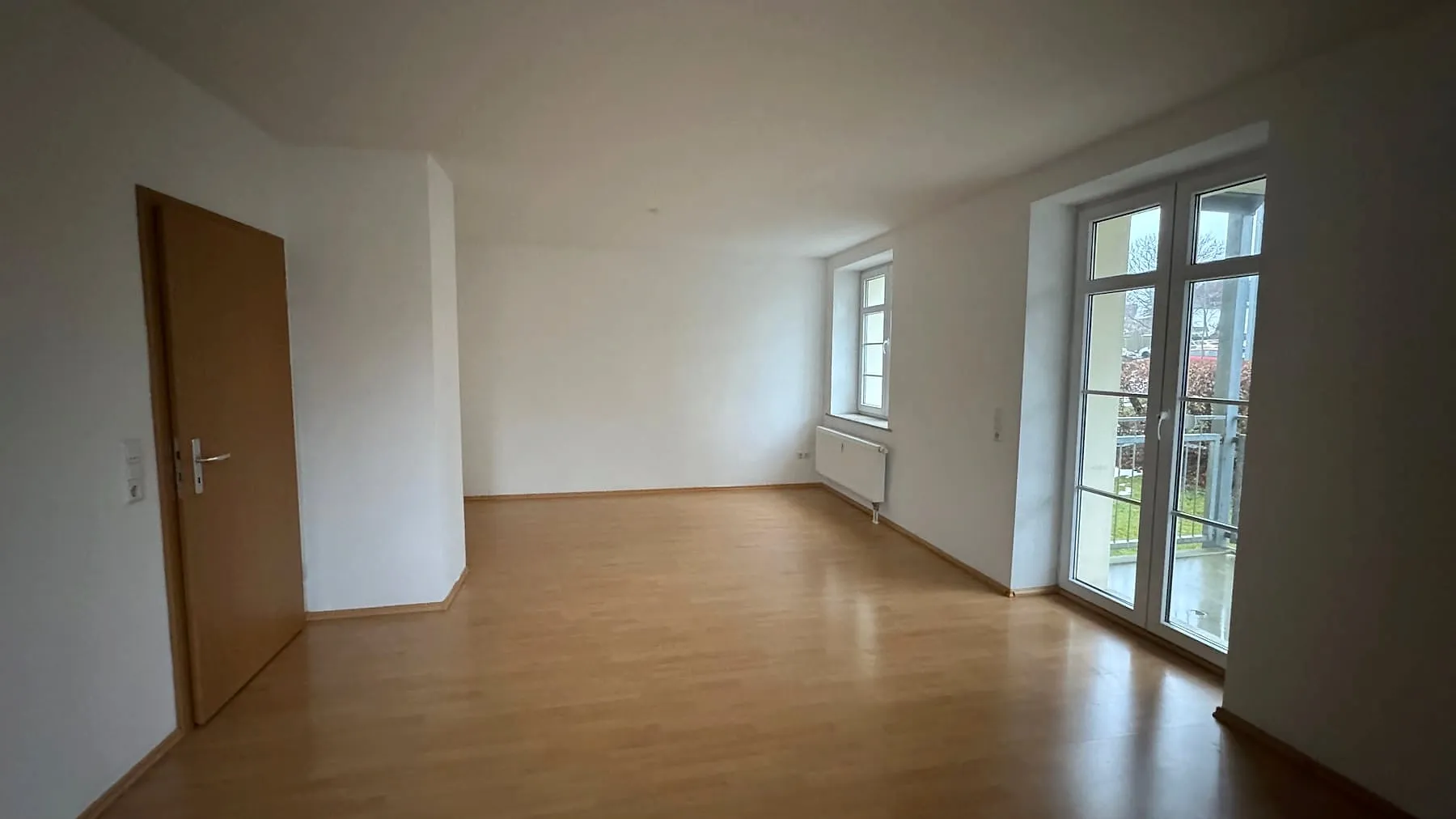 Wohnzimmer, Blick zur Balkontür